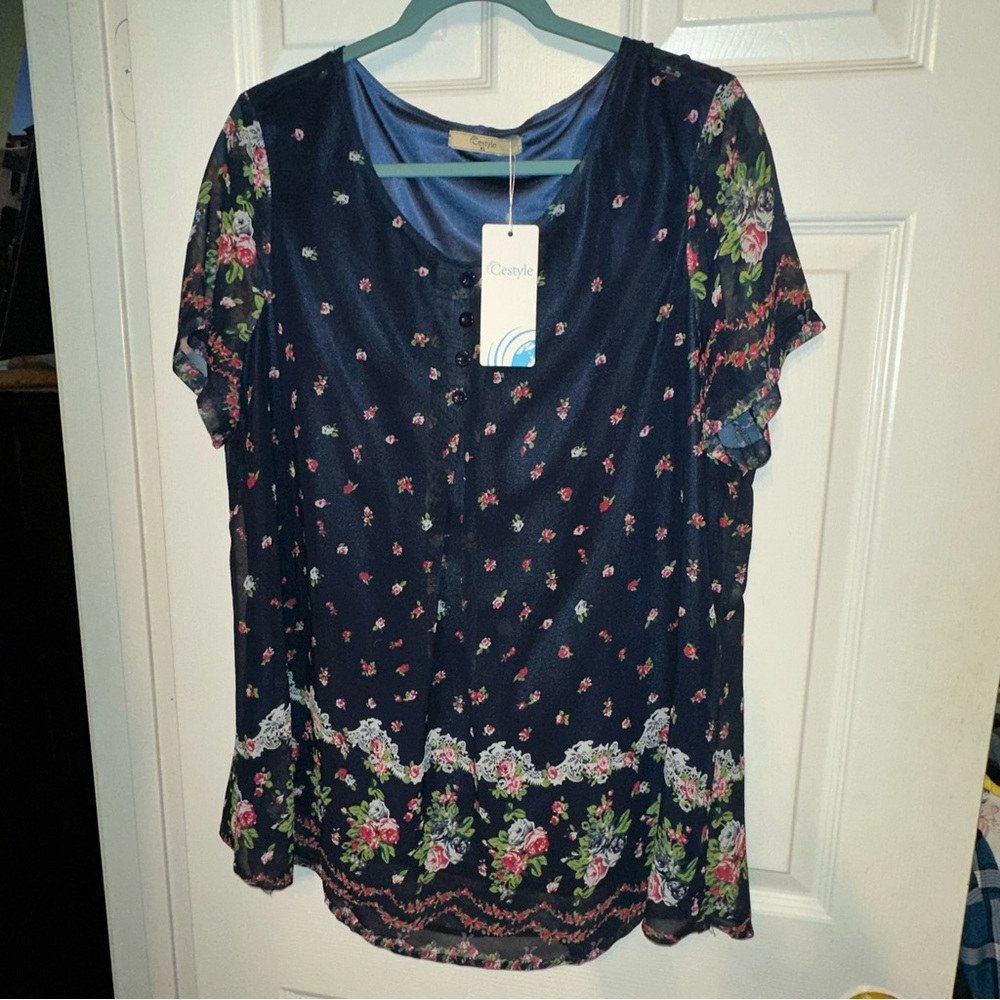 NWT Cestyle XL Women's Navy Floral Print Short Sleeve Lined Bodice Pullover￼
